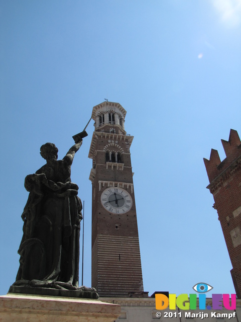 SX19221 Statue and Lamberti Tower, Verona, Italy